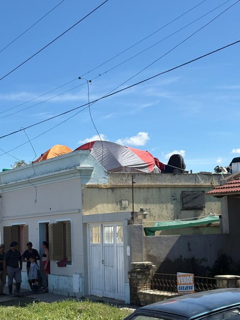 Algunos afectados armaron carpas en los techos de las casas